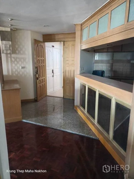 คอนโด ให้เช่าในWatthana, Bangkok - โถงทางเข้าพร้อมเคาน์เตอร์บาร์กั้นครัวและประตูไม้