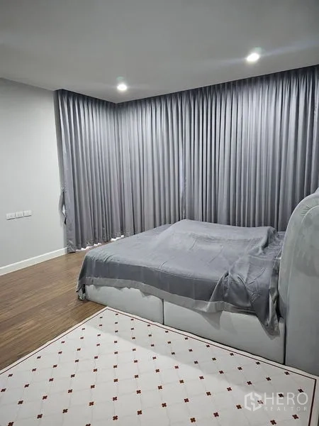 บ้าน ให้เช่าหรือขายในLam Luk Ka, Pathum Thani - มุมอีกด้านของห้องนอนใหญ่พร้อมหน้าต่างและผ้าม่าน