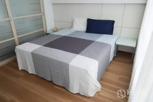 Condominium for rent in Pathum Wan, Bangkok - Primary bedroom with king bed, wood flooring and sliding wardrobe in a Bangkok Pathum Wan condominium.