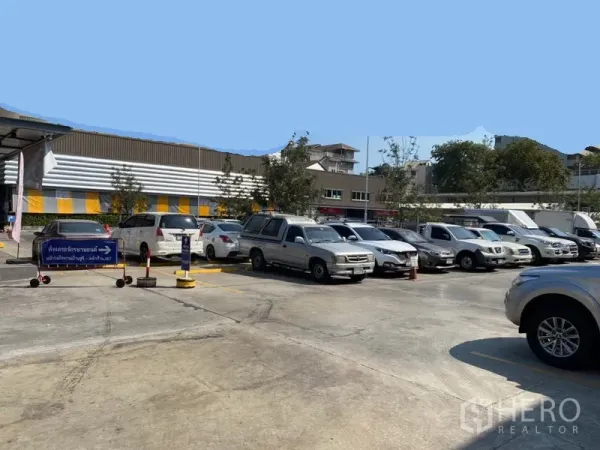 零售空间 出租在Khlong Toei, Bangkok - 零售区前的大型共享停车场，停放多辆汽车