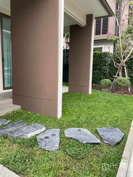 Detached House for rent in Bang Kapi, Bangkok - Shaded patio area with stepping stones leading to the lawn.