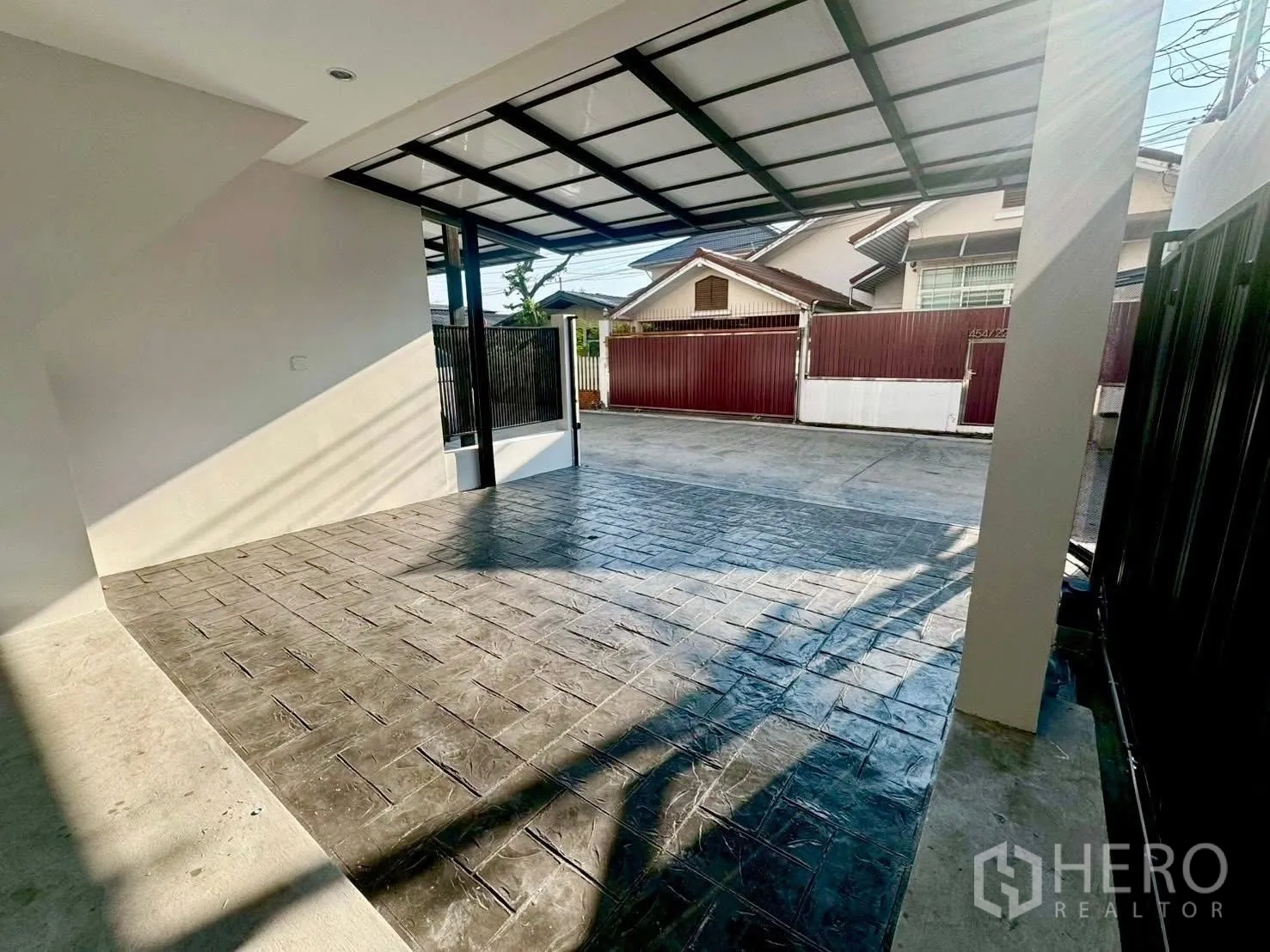 Home Office for rent in Wang Thonglang, Bangkok - Covered carport with stamped concrete floor and gate to the street.