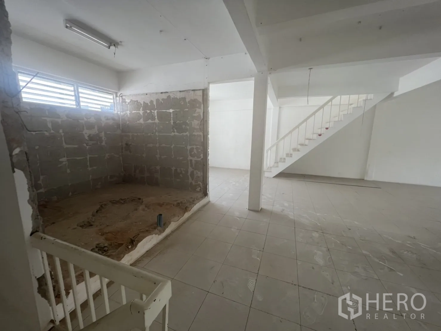 店屋 出租在Watthana, Bangkok - 开放楼层，瓷砖地、部分砖墙和楼梯。