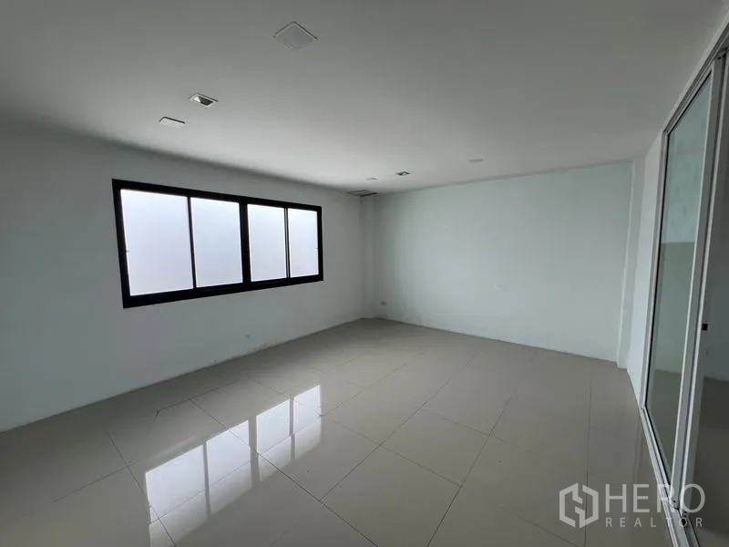 Warehouse for rent in Bang Phli, Samut Prakan - Spacious office with side windows and neutral walls over a glossy tiled floor.