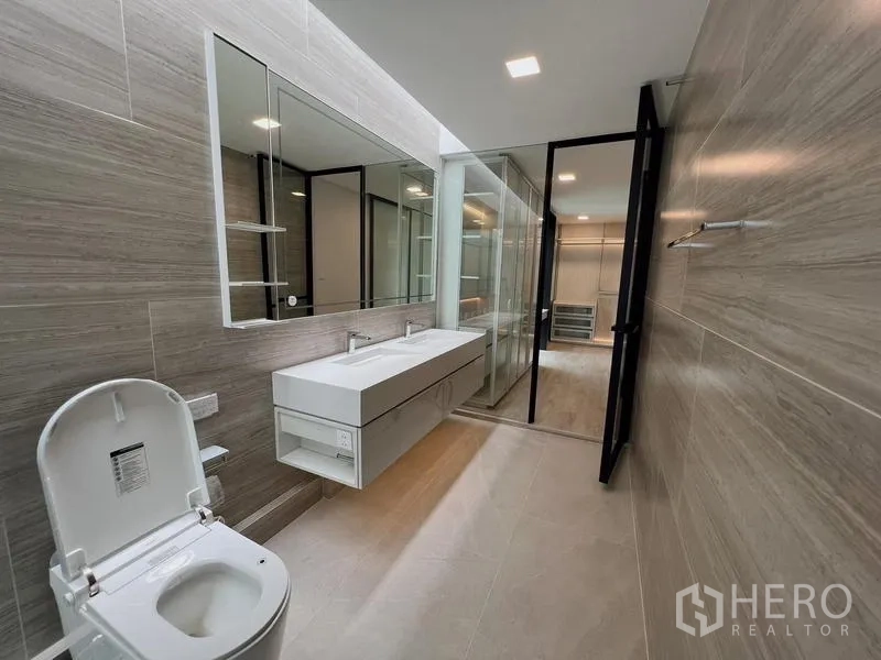 บ้าน ให้เช่าหรือขายในSaphan Sung, Bangkok - มุมมองจากห้องน้ำในตัวย้อนออกไปยังห้องแต่งตัวกั้นกระจก