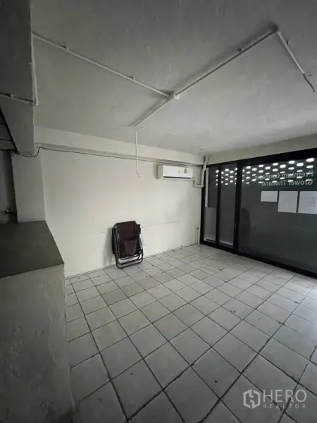 店屋 出租在Suan Luang, Bangkok - 一层铺面，地砖、壁挂空调与推拉玻璃门。