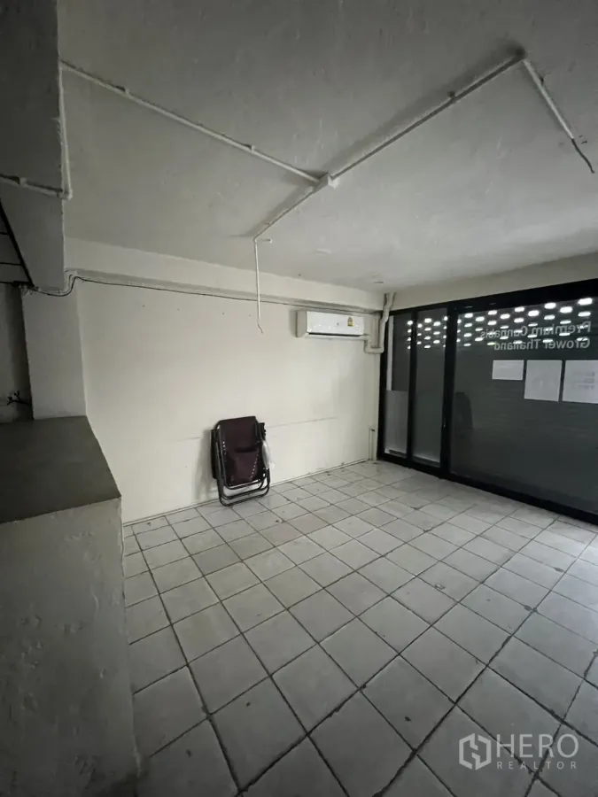 อาคารพาณิชย์ ให้เช่าในSuan Luang, Bangkok - ห้องชั้นล่างปูพื้นกระเบื้อง มีแอร์ผนังและประตูกระจกบานเลื่อนด้านหน้า