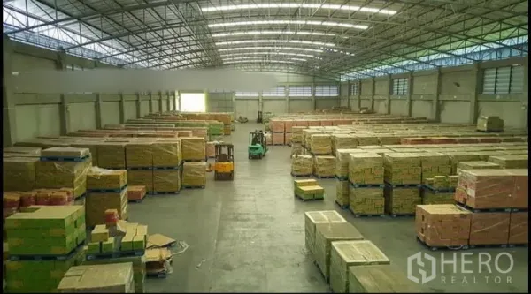 货栈 出租或出售 - 仓库内部空间宽敞，钢结构高顶与天窗，托盘成排