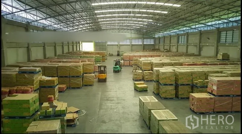 货栈 出租或出售 - 仓库内部空间宽敞，钢结构高顶与天窗，托盘成排