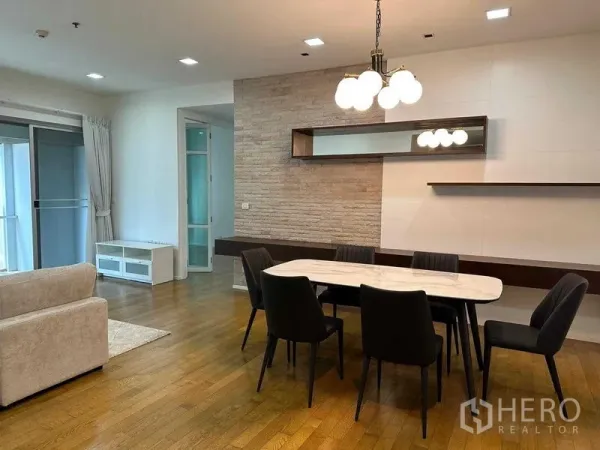 คอนโด ให้เช่าในWatthana, Bangkok - มุมรับประทานอาหาร โต๊ะหินอ่อน 6 ที่นั่ง โคมไฟแขวน และผนังตกแต่งพร้อมกระจก