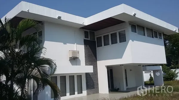 บ้าน ให้เช่าในKhlong Toei, Bangkok - ด้านหน้าบ้านสมัยใหม่ หลังคาแบน พร้อมที่จอดรถในร่ม