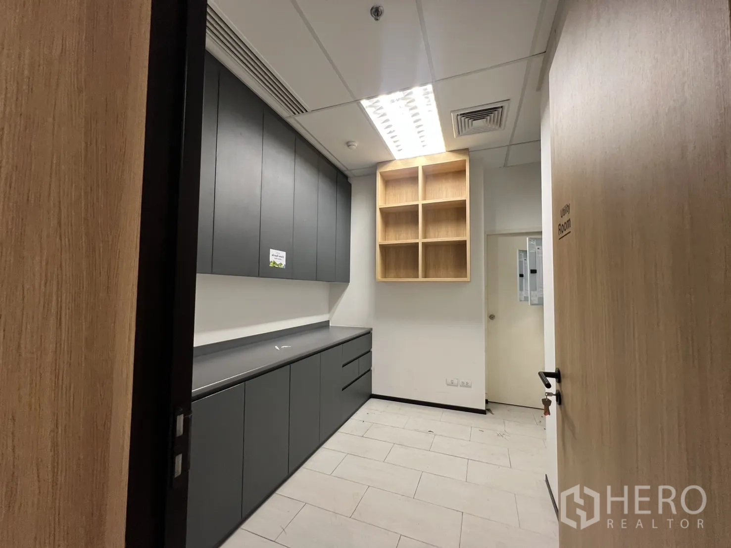办公空间 出租在Huai Khwang, Bangkok - 杂物/复印室，充足的深色柜体与上柜。