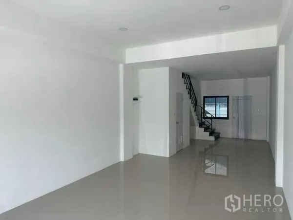 สำนักงานที่บ้าน ขายในBang Yai, Nonthaburi - ชั้นล่างแบบเปิดโล่ง พื้นกระเบื้องเงา ผนังสีขาว พร้อมบันไดขึ้นชั้นบน