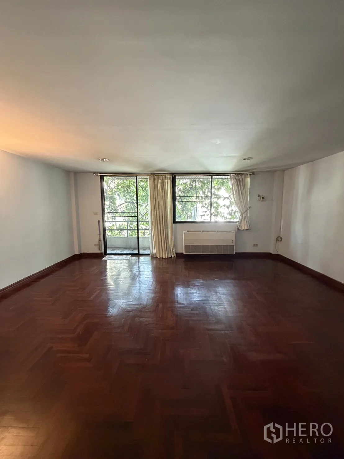 โฮมออฟฟิศ for rent in Watthana, Bangkok - ห้องพื้นปาเก้มีประตูออกระเบียง ม่าน และแอร์ติดผนัง