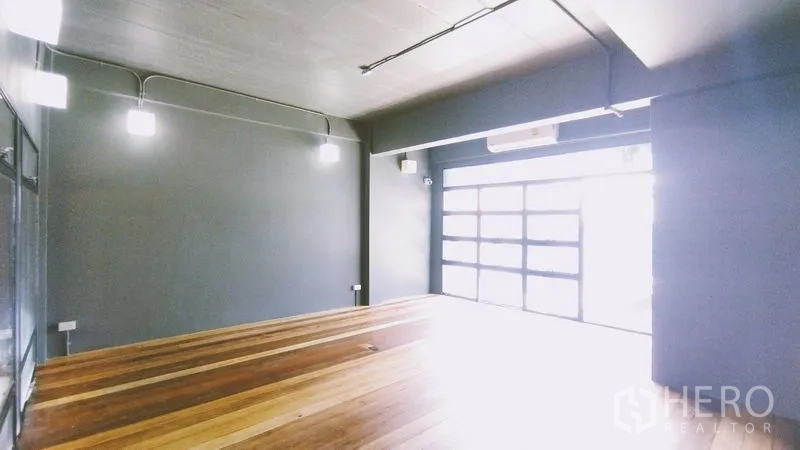 สำนักงานที่บ้าน ให้เช่าในChatuchak, Bangkok - ห้องรับแสงดี พื้นไม้ ผนังกระจกหน้ากว้าง