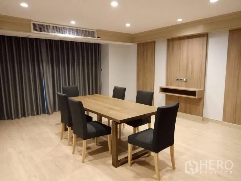 Apartment for rent in Khlong Toei, Bangkok - Dining room with wooden table and six upholstered chairs
