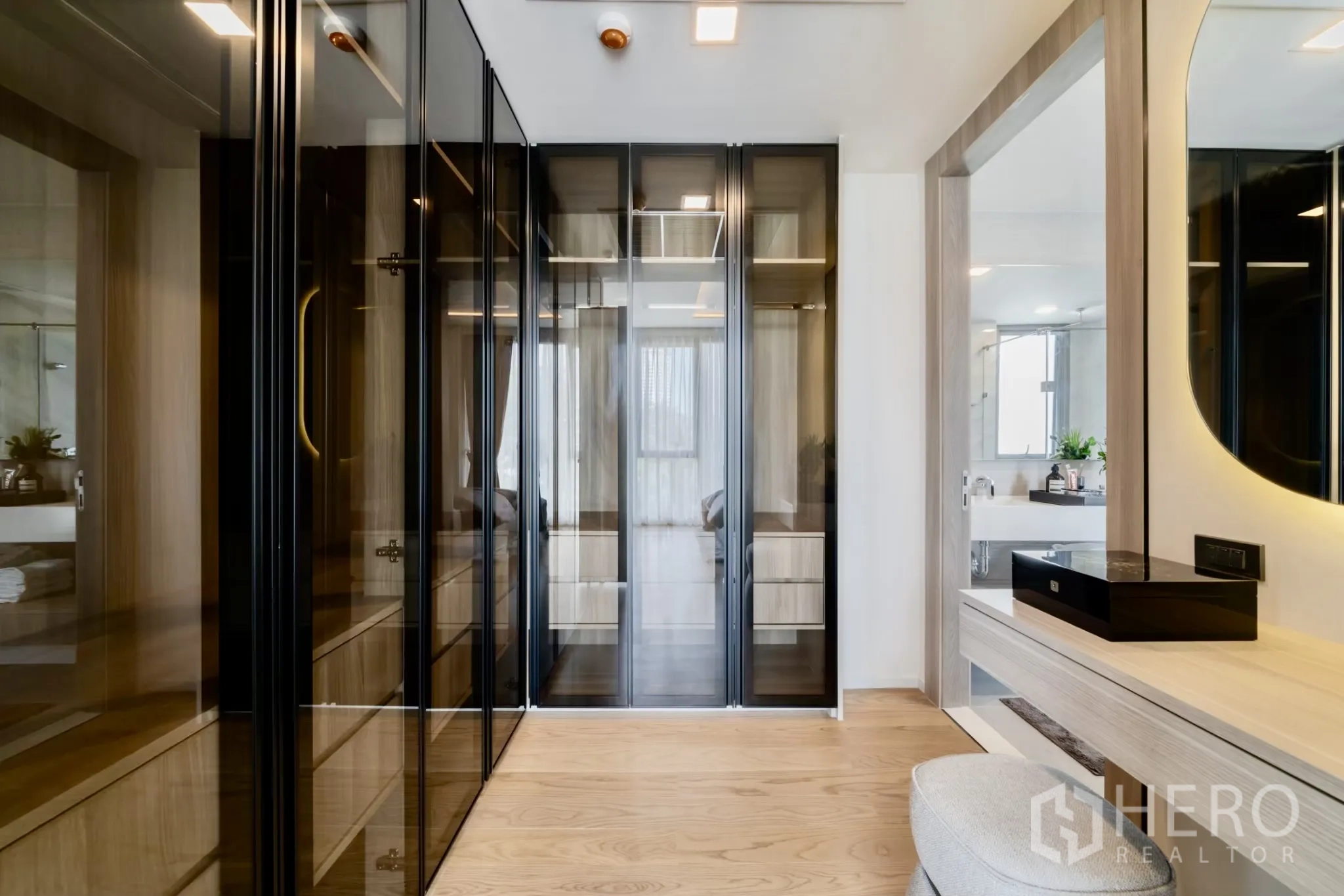 คอนโด ให้เช่าในWatthana, Bangkok - วอล์กอินวอร์ดโรบ ประตูกระจกสีชา พร้อมโต๊ะเครื่องแป้งไฟซ่อน และห้องน้ำในตัว