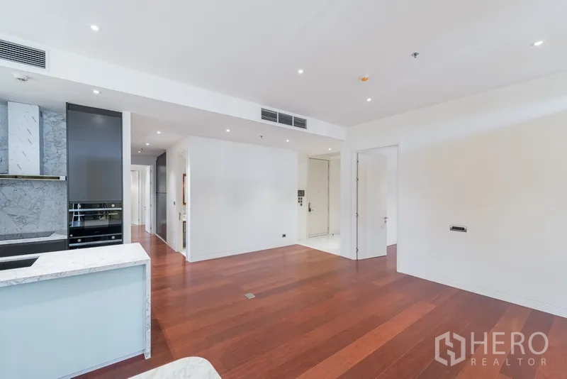 คอนโด ขายในWatthana, Bangkok - พื้นที่นั่งเล่นเปิดโล่งติดครัวท็อปหินอ่อน ไฟดาวน์ไลท์และพื้นไม้