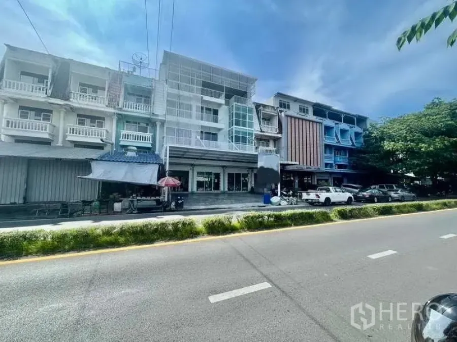 สำนักงานที่บ้าน ให้เช่าหรือขายในBang Kapi, Bangkok - ตึกแถวปรับปรุงใหม่ริมถนน 4 เลน แสดงตัวอาคารโฮมออฟฟิศด้านหน้าและที่จอดรถกว้างในบางกะปิ