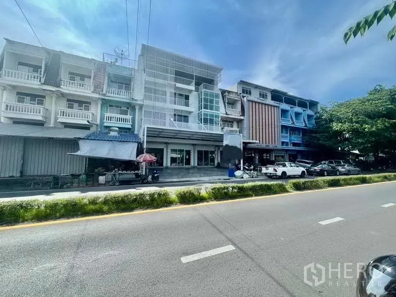 สำนักงานที่บ้าน ให้เช่าหรือขายในBang Kapi, Bangkok - ตึกแถวปรับปรุงใหม่ริมถนน 4 เลน แสดงตัวอาคารโฮมออฟฟิศด้านหน้าและที่จอดรถกว้างในบางกะปิ