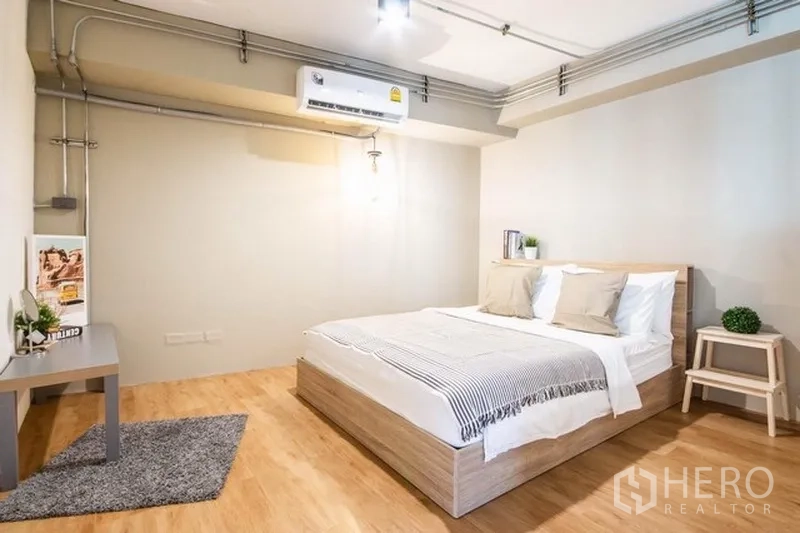 带办公室的家 出租在Phaya Thai, Bangkok - 温馨卧室或主管办公室，双人床、空调与木地板。