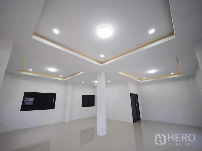 Warehouse for rent or sale in Krathum Baen, Samut Sakhon - Open-plan office room with modern drop ceilings and black-framed windows.