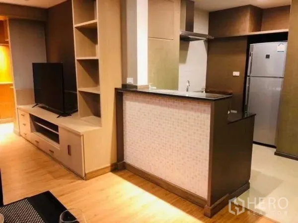 公寓 出租在Watthana, Bangkok - 吧台小厨房，马赛克饰面，不锈钢冰箱与内置电视柜。