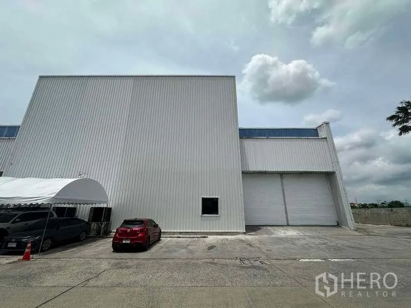 工厂 出租在Khlong Luang, Pathum Thani - 仓库正立面，设有雨棚停车位与双装卸门。