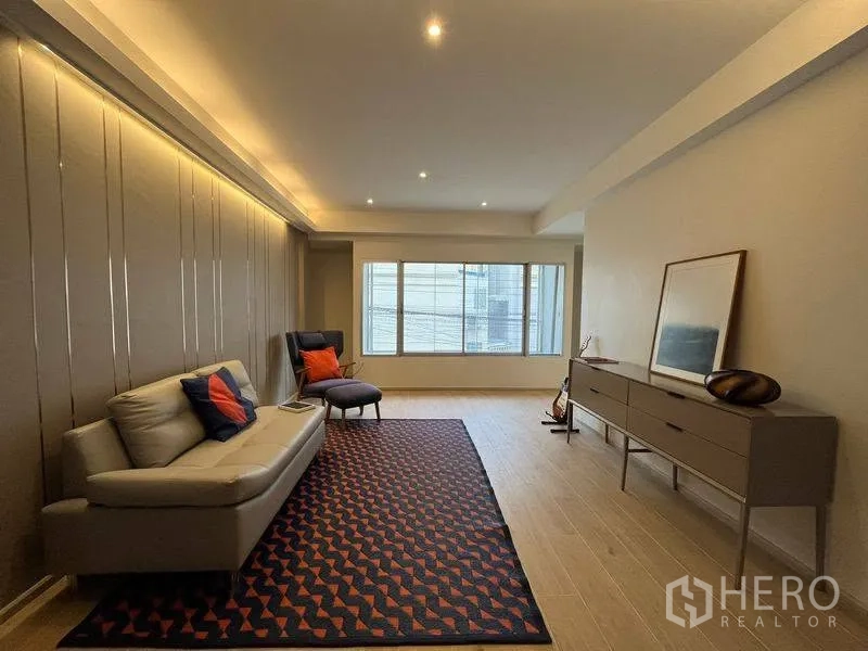 联排别墅 for rent in Phra Khanong, Bangkok - 休闲区另一角度，展示嵌灯与大窗采光。