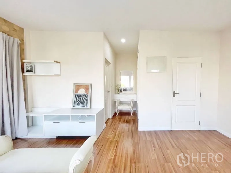 บ้าน ให้เช่าในPrawet, Bangkok - มุมมองห้องนอนหลักพร้อมชั้นวางบิลท์อิน มุมแต่งตัว และพื้นไม้