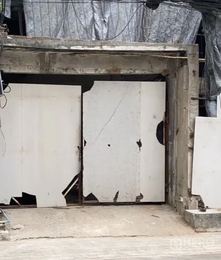 พื้นที่ขายปลีก ให้เช่าในWatthana, Bangkok - หน้าร้านระดับพื้นถนนย่านสุขุมวิท โครงคอนกรีตและแผงกั้นชั่วคราวสีขาว กำลังปรับปรุงพื้นที่