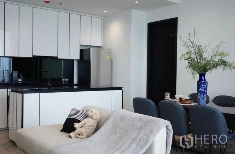 คอนโด ให้เช่า - ครัวเปิดดีไซน์ขาวสะอาดเชื่อมกับพื้นที่ทานอาหาร