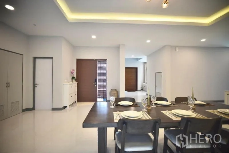 Detached House for rent in Bang Phli, Samut Prakan - Open dining area with ceiling lights and access to the foyer.