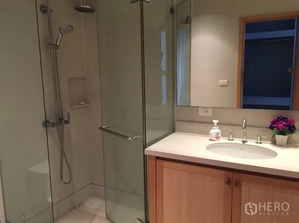 คอนโด ให้เช่าในKhlong Toei, Bangkok - ห้องน้ำพร้อมตู้กระจกอาบน้ำเรนชาวเวอร์และเคาน์เตอร์อ่างล้างหน้า