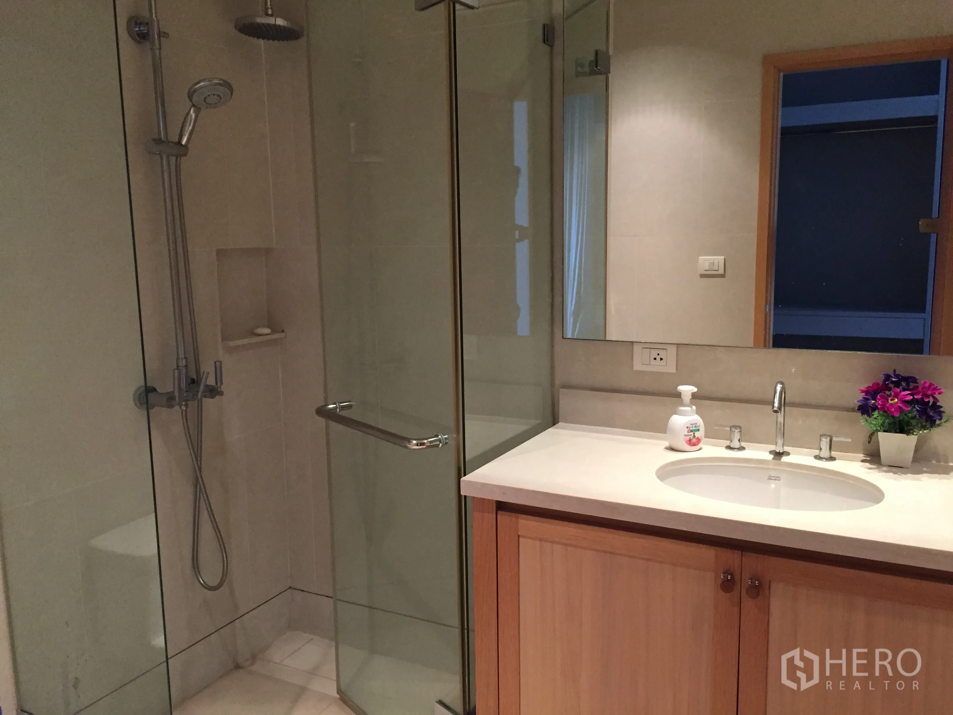 คอนโด ให้เช่าในKhlong Toei, Bangkok - ห้องน้ำพร้อมตู้กระจกอาบน้ำเรนชาวเวอร์และเคาน์เตอร์อ่างล้างหน้า