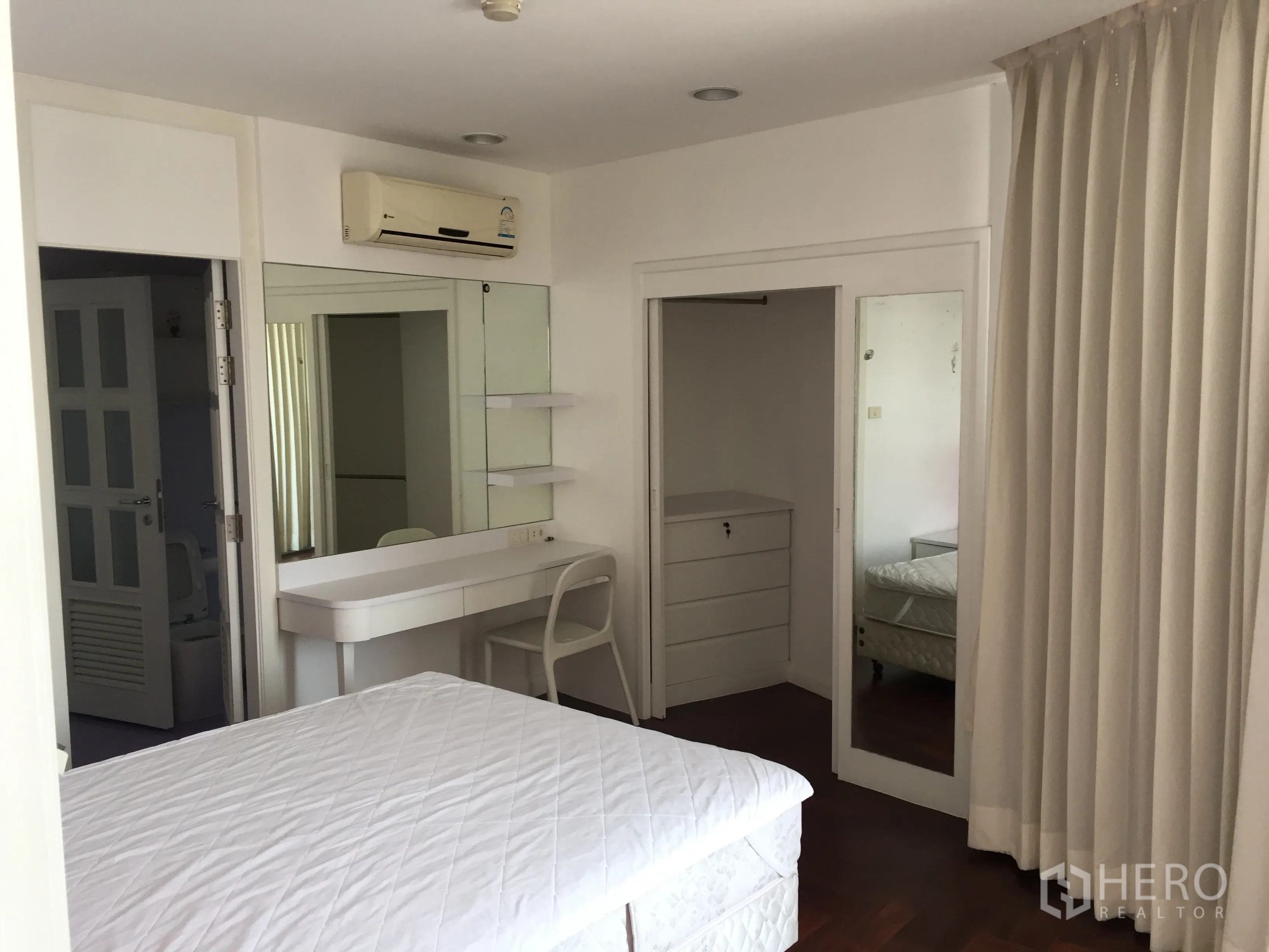 คอนโด ให้เช่าในWatthana, Bangkok - ห้องนอนพร้อมโต๊ะเครื่องแป้ง ตู้เสื้อผ้าบานกระจก และผ้าม่านสูง