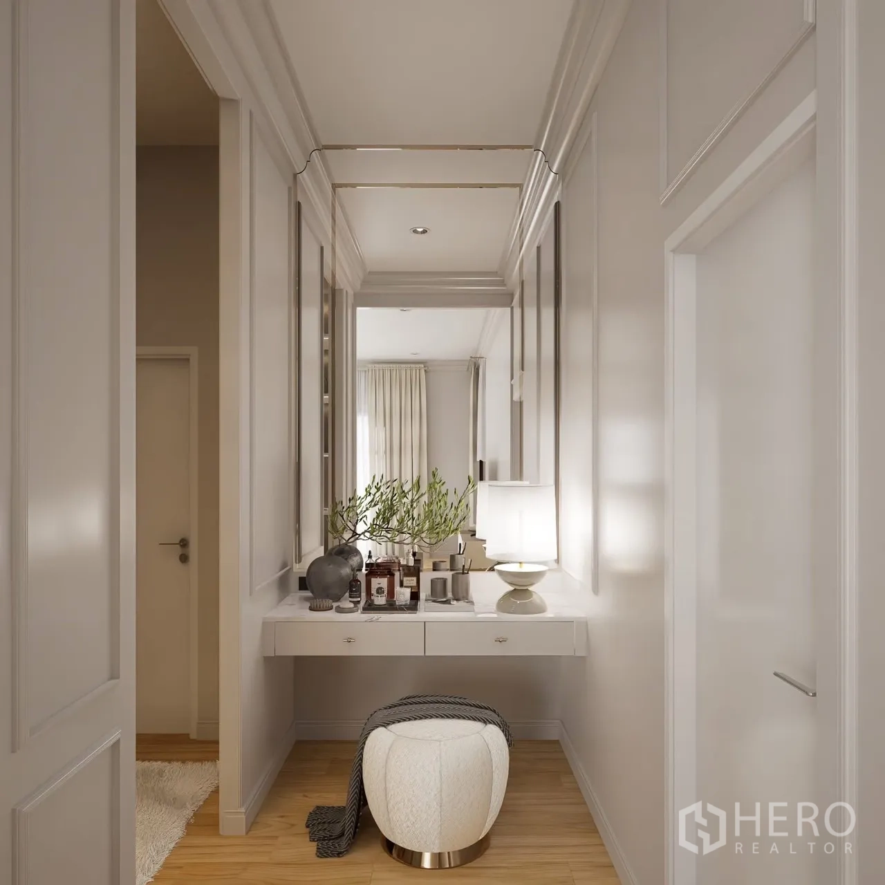 独立式住宅 出租在Bang Phli, Samut Prakan - 走廊梳妆台，镜面与柔光台灯。