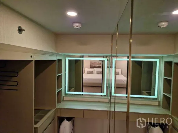 คอนโด ขายในRatchathewi, Bangkok - ห้องแต่งตัวพร้อมกระจกไฟ LED และตู้บิลท์อินหลายช่อง