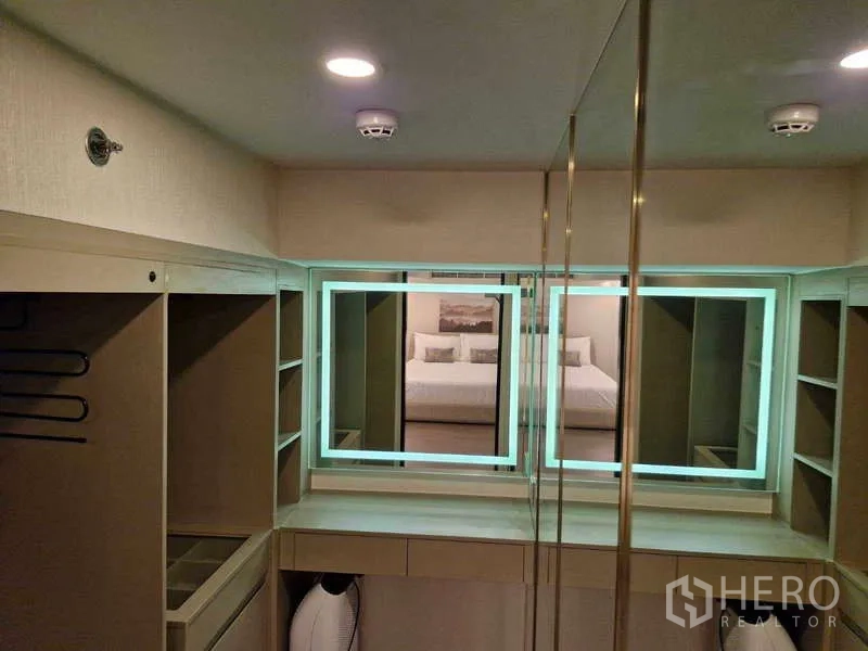 คอนโด ขายในRatchathewi, Bangkok - ห้องแต่งตัวพร้อมกระจกไฟ LED และตู้บิลท์อินหลายช่อง