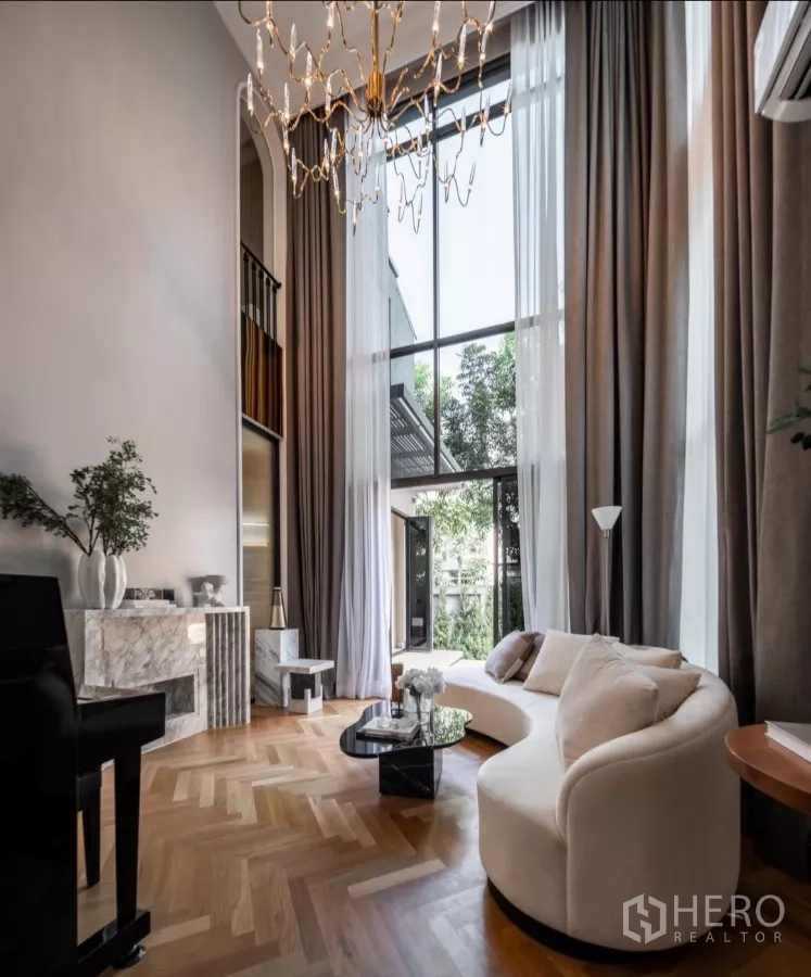 บ้าน ให้เช่าหรือขายในPhra Khanong, Bangkok - ห้องนั่งเล่นเพดานสูง Double Volume 6.7 ม. โคมระย้าและม่านสูง