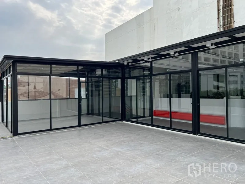 พื้นที่ขายปลีก ให้เช่าในWatthana, Bangkok - อาคารกระจกสมัยใหม่เปิดออกสู่ลานเทอเรซปูกระเบื้อง.