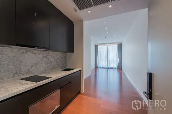 คอนโด ขายในWatthana, Bangkok - ครัวแบบแกลลีย์ ตู้สีดำ แผงกันเปื้อนหินอ่อน เตาไฟฟ้า และเตาอบบิลท์อิน