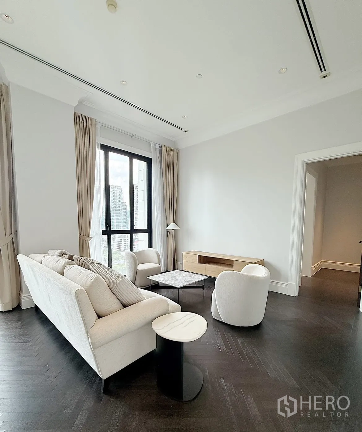 公寓 for rent or sale in Pathum Wan, Bangkok - 极简客厅，沙发、单椅与大理石茶几及电视柜。