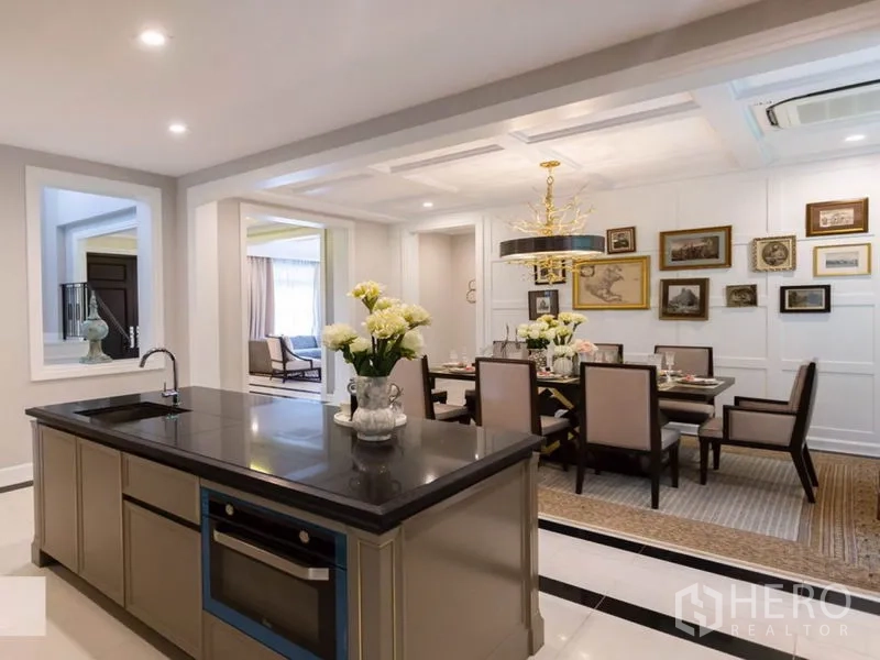 บ้าน ให้เช่าในMueang Samut Prakan, Samut Prakan - ครัวโมเดิร์นเคาน์เตอร์ไอส์แลนด์หิน มองไปยังห้องรับประทานอาหารตกแต่งกรอบรูป