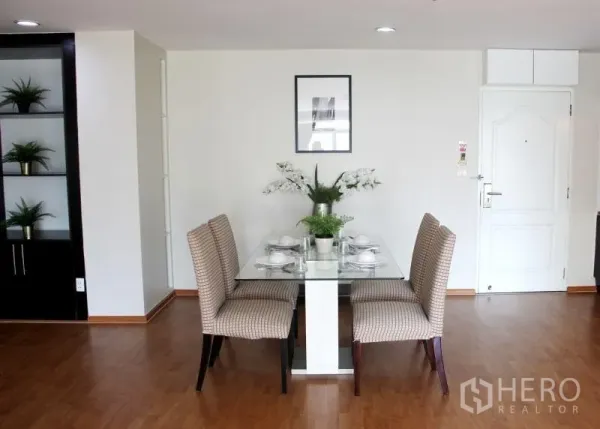 คอนโด ให้เช่าในKhlong Toei, Bangkok - มุมรับประทานอาหารสำหรับ 4 ที่ โต๊ะกระจก เก้าอี้บุ และชั้นวางของ