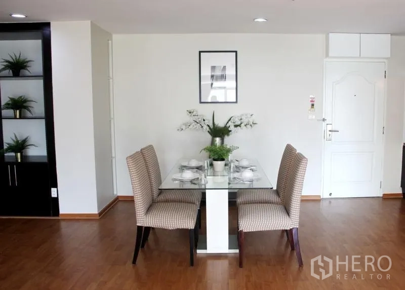 คอนโด ให้เช่าในKhlong Toei, Bangkok - มุมรับประทานอาหารสำหรับ 4 ที่ โต๊ะกระจก เก้าอี้บุ และชั้นวางของ