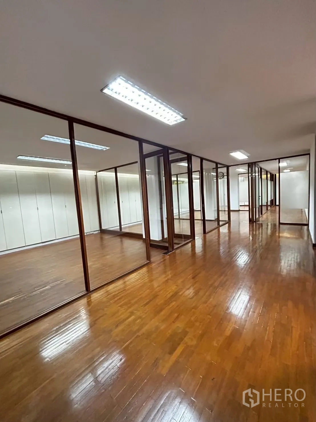 โชว์รูม for rent or sale in Bang Phli, Samut Prakan - โถงออฟฟิศกั้นกระจก พื้นไม้ และไฟฟลูออเรสเซนต์