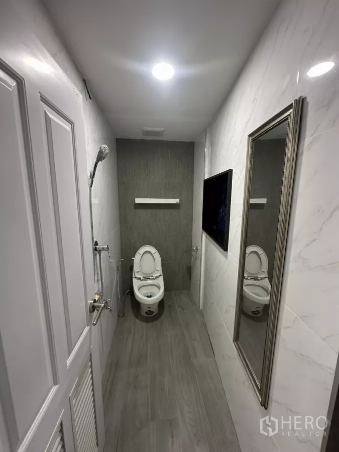 零售空间 出租在Watthana, Bangkok - 翻新卫浴，配坐便器、淋浴与大镜子