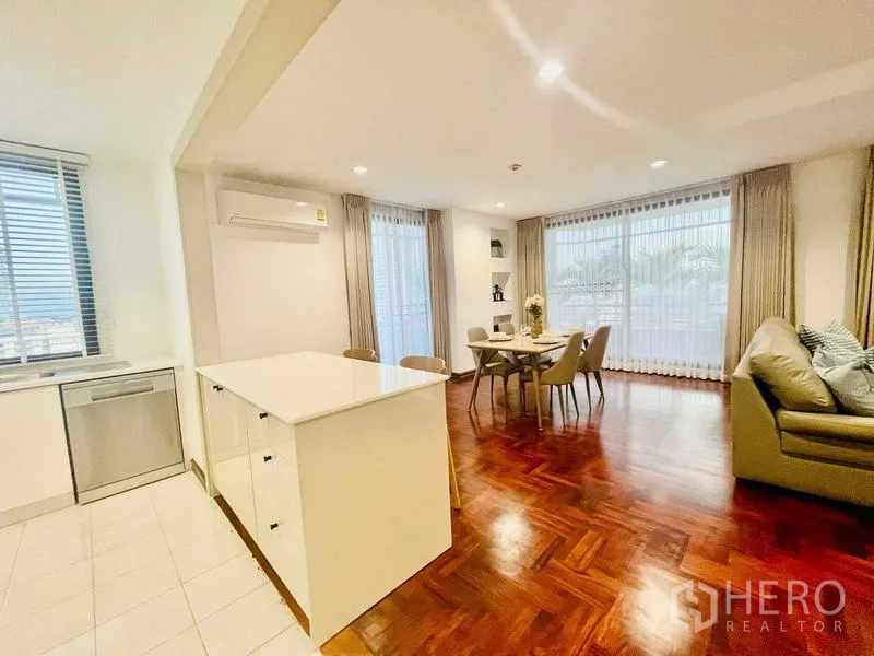 公寓 出租 - 带收纳的厨房岛台，面向餐厅与起居区。