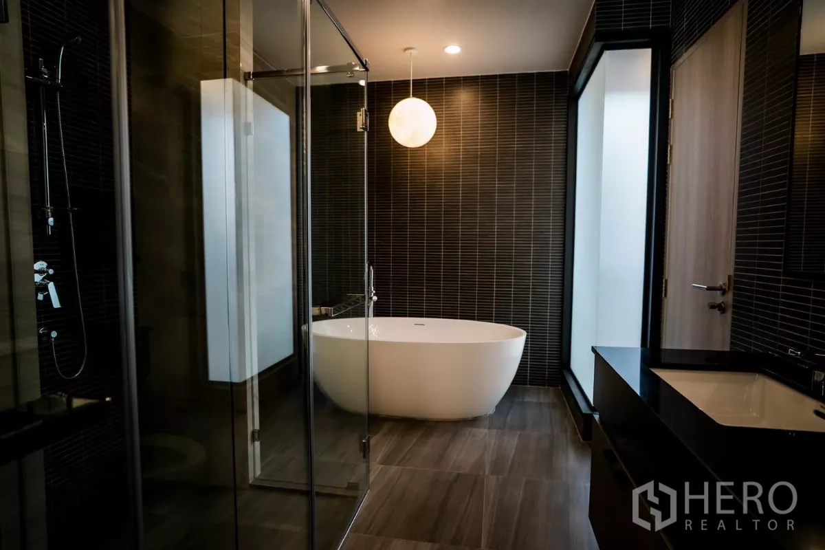 บ้าน ให้เช่าหรือขายในBang Kapi, Bangkok - ห้องน้ำหรู อ่างอาบน้ำลอยตัว ห้องอาบน้ำกระจก และกระเบื้องสีเข้ม